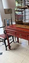 Consola lacada en rojo de lineas orientales
