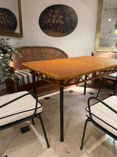 Mesa de Ratán con patas de hierro