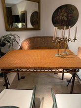 Mesa de Ratán con patas de hierro