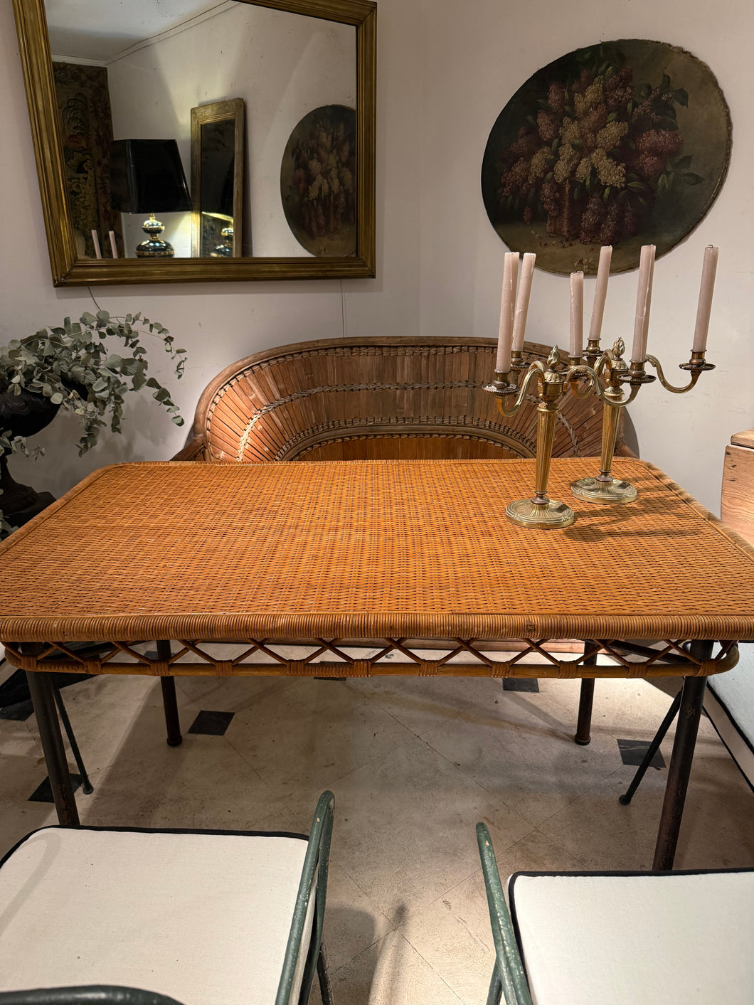 Mesa de Ratán con patas de hierro