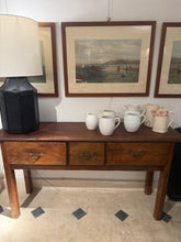 Consola con tres cajones