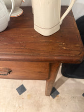 Consola con tres cajones