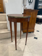 Mesita auxiliar con marqueteria