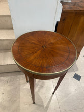 Mesita auxiliar con marqueteria