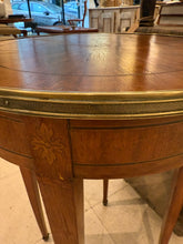 Mesita auxiliar con marqueteria